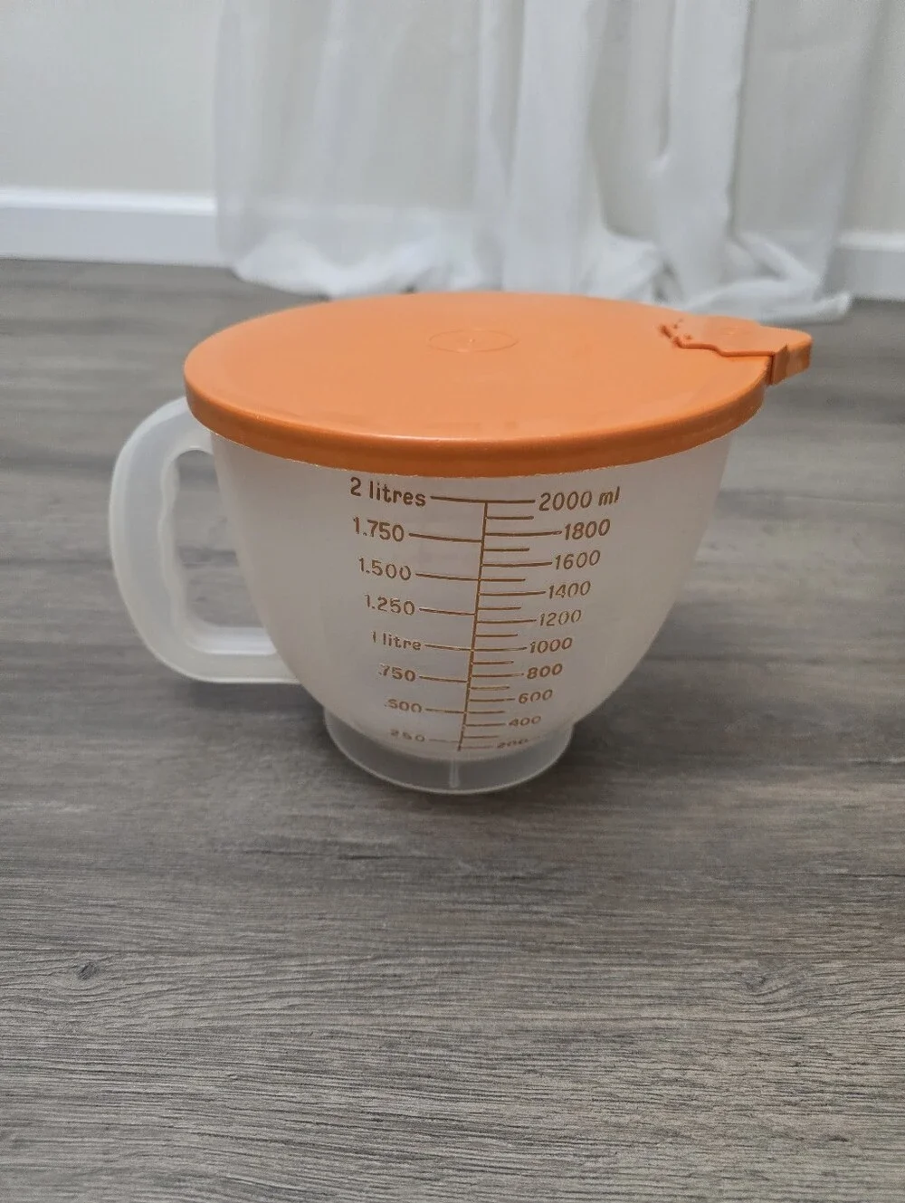 Tupperware Vintage 8 Cup Mix-N-Store Measuring Pitcher